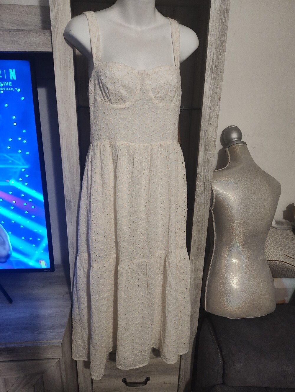 O.P.T Cream Eyelet Midi Dress with Sweetheart Bodice SZ Small New